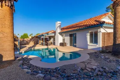 Image de Beautiful home with pool! Close to shopping/golf/hiking! !