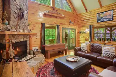 Image de Tree Top Lodge - Gorgeous Lake Cabin with Hot Tub & Magnificent Views of Forests and Mountains! by RedAwning