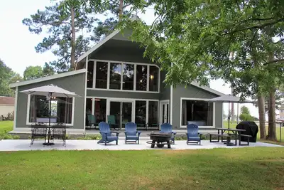 Image de Beautiful Lakefront Home - 4br/3ba - Huge Lot! - 400ft of bulkhead - Boathouse