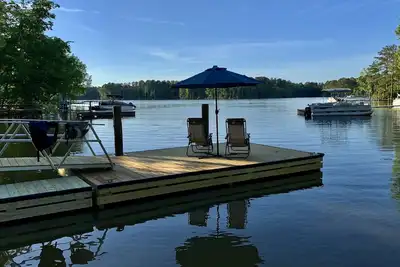 Image de Beautiful walk out basement level on Lake Murray with extraordinary lake views!