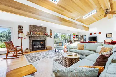 Image de Ocean View Home w/ Private Hot Tub, Deck & Fireplace - Walk to Cooks Beach