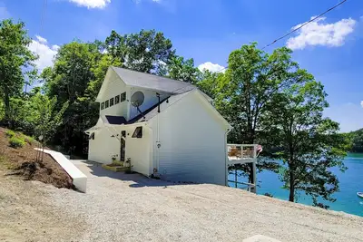 Image de Waterfront gem on Norris Lake w/ dock, sunset lake views, decks, and firepit