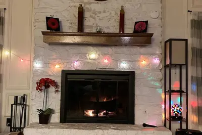 Image de Private Austin Oasis, sleeps 10+, 4 Rooms, Game, Campfire, Playscape, Pool, Tent