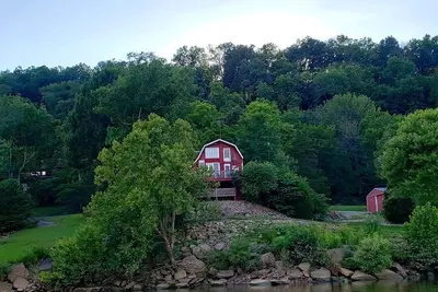 Image de Ohio River Waterfront Cabin 4 bedroom 2 bath Derby Indiana sleeps 10 with hottub