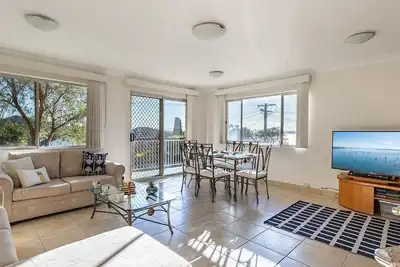 Image de Bay Getaway, 1, 65 Ronald Ave - recently renovated unit water views