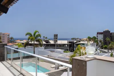 Image de 5 bed, 6 bath, big heated pool @ 30º for free, A. C, Wi-Fi 5 min walk from beach