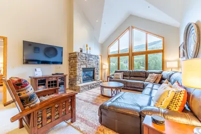 Roomy Condo w/ Mountain Views & Great Location, Short Walk to Shops & Dining!