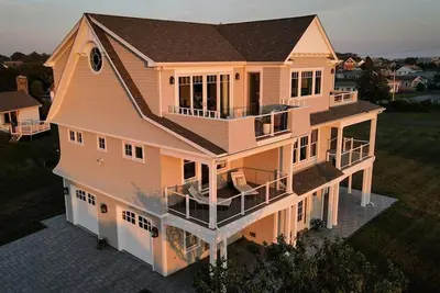 Image de Live Your Dream! Custom Beach House With Ocean Front Views, Steps to the Beach!