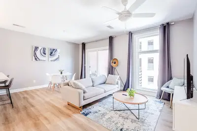 Glamorous Dtwn Condo w/King Bed + Walk to Restaurants