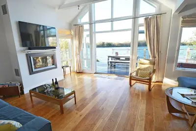 Image de The Moorings - A stunning lakeside retreat in the Cotswold Water Park with hot tub