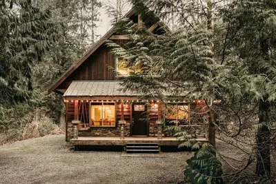 22mbr - Wi-Fi - Fireplace - Pets Ok - Sleeps 8 by RedAwning