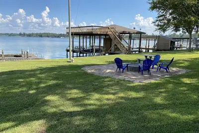 Image de Cozy Log Cabin - Lakefront 2 Boat Lifts 2 Jet Ski Lift FirePit 1Gig WiFi