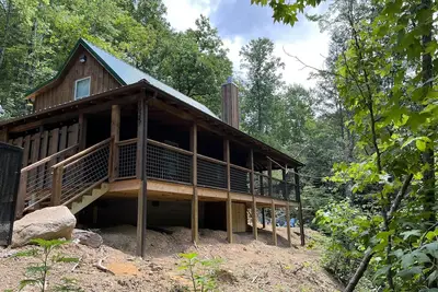 Image de Family Log Cabin! Great location, privacy & ambiance! Hot tub! Corn Hole!