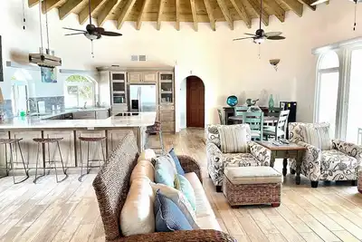 Image de The Most Beautiful, Updated, & Clean Beachfront Home!