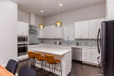 Image de Luxury 4-Story Scandinavian Townhouse with Rooftop