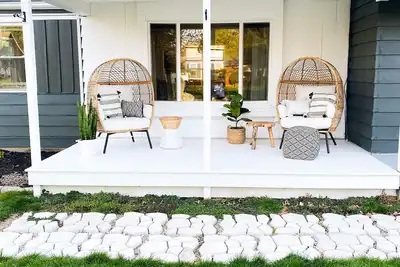 Image de Relaxing Coastal Inspired Cottage, short walk from the lake!