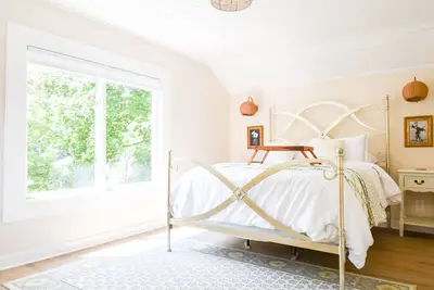 Image de Close to Town + Beach | Lovingly Updated Historic Pemberley Cottage