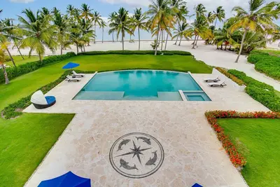 Image de Massive Beachfront Palace with Chef and Butler