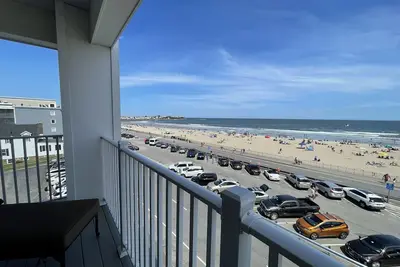 Beautiful Ocean beach condo - Brand new building