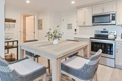 Image de Condo unit with balcony overlooking harbor