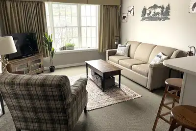 Image de Deluxe Redone Country Inn Suite at Jiminy-Sleeps 4 - Ski On/Off at Mountain Base