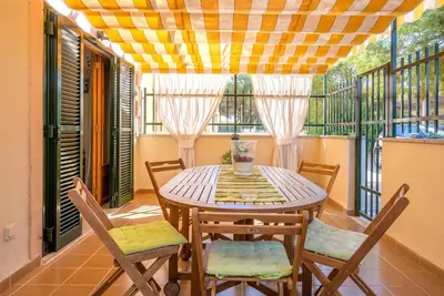 Apartment Santa Eulalia près de la plage avec vue sur la montagne, A/C, Wi-Fi, terrasse. Animaux ok