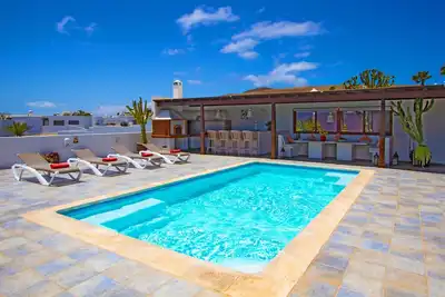 Image de Villa de luxe à Playa Blanca | 4 chambres | Casa Montana Roja | Gymnase | Parfait pour les familles