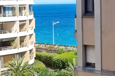 Image de Newly renovated apartment in a beautiful, secure condominium, 5 mn walk to the sea