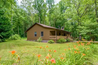 Image de Ideal Wooded Gem W/ Large Deck, Gas Grill, Free WiFi, Firepit & Creek