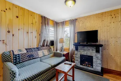 Image de Quaint cabin with views, WiFi, gas grill, pool, tennis & firepit