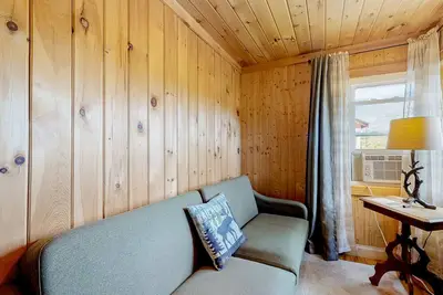 Image de Intimate cottage with a kitchenette, WiFi, gas grill & seasonal pool