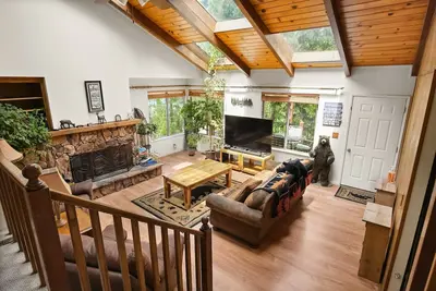 Image de Big Oso Cabin: Views, Private Hot Tub & Backyard Putting Green