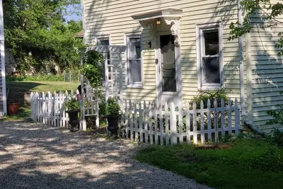 Image de Private garden setting in the heart of Historic downtown Plymouth