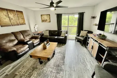 Image de Accommodates 16! Stylish & Chic! Swim at pool! Close to Lake, Sdc & Hwy 76 Strip