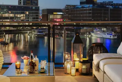 Image de Stunning & Secluded Luxury Waterfront Apartment for Couples