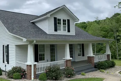 Image de Newly remodeled creekside farmhouse with a large back deck, 8 miles from Rowena.