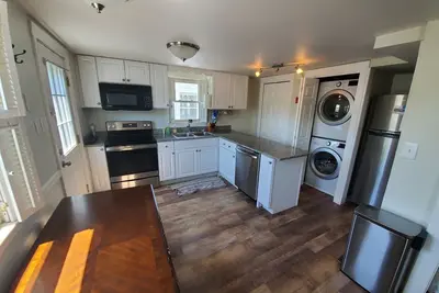 Image de Updated 3 bedroom home with a pool and a hot tub in a nice neighborhood.