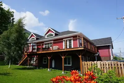 Image de Sockeye house 420 3rd ave Large house located in downtown Accommodates up to 12