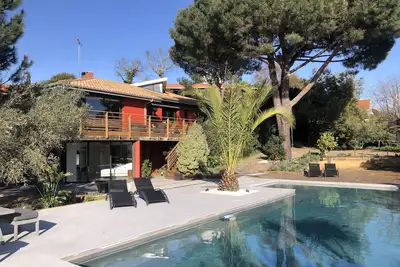 Image de Villa, piscine, à 200 m de la plage d'Eyrac, terrasse plein sud, comme un lodge.