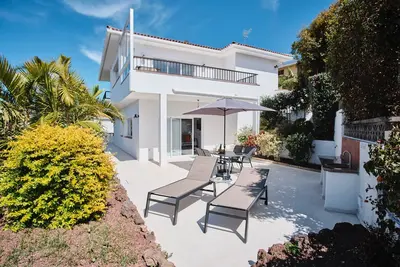Image de Smoke-free and fragrance-free apartment. Peace, garden and beautiful sea views!