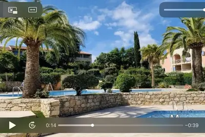 Image de 2p Terrasse vue jardin tropical et piscine