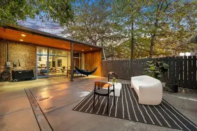 Image de Chicago Riverhouse with private fenced in oasis