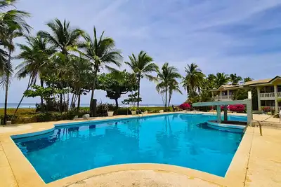 Image de Tropical oceanfront condo in Junquillal, Wifi, washer/dryer, Ac, large kitchen. \n