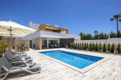 Image de Stunning Luxury Villa in High Class Quiet Residential Area - Walkable to Beaches