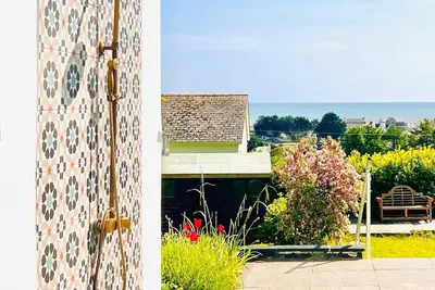 Image de Seafacing Welsh cottage near the beach with stunning views accommodating 8.