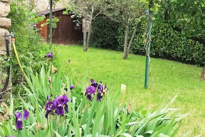 Image de maison avec jardin dans village, proche de la base nautique