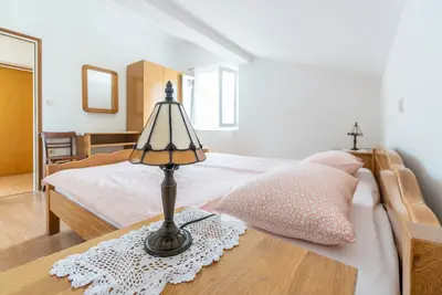 Image de Appartement de deux chambres avec la terrasse et la vue sur le mer Palit, Rab (A-5010-d)