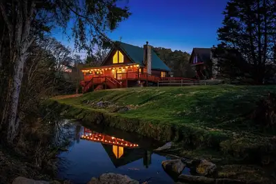 Image de Cabin On A Creek! 2mi To Dolly, Pickleball & More!