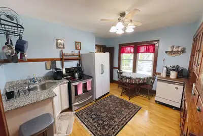 Image de 2br Spacious Upper, Overlooking Kiwanis Park, Close to Everything!