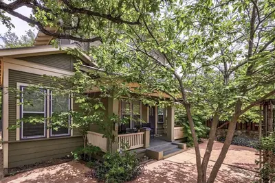 Image de 6 Bedrooms in #1 Central Location